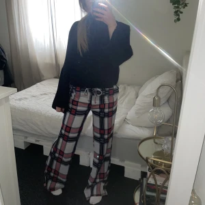 Pyjamas/mjukisbyxor - Ett par jättefina och sköna mjukisbyxor som endast är använda ett fåtal gånger. Storlek xxs men ganska långa och stretchiga så skulle passa en xs eller s också. 