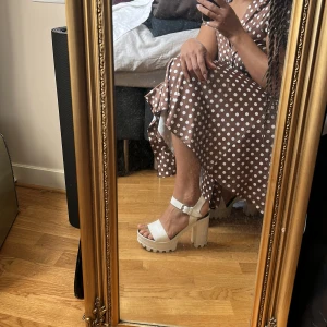Platform heels - Sommarens måste ha  Vita plattform skor i vitt läder ifrån Cobler 🤍 Sköna på foten och sparsamt använda 