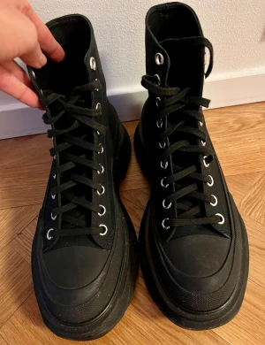 Alexander McQueen tread slick  - Använda 2ggr-som nya 