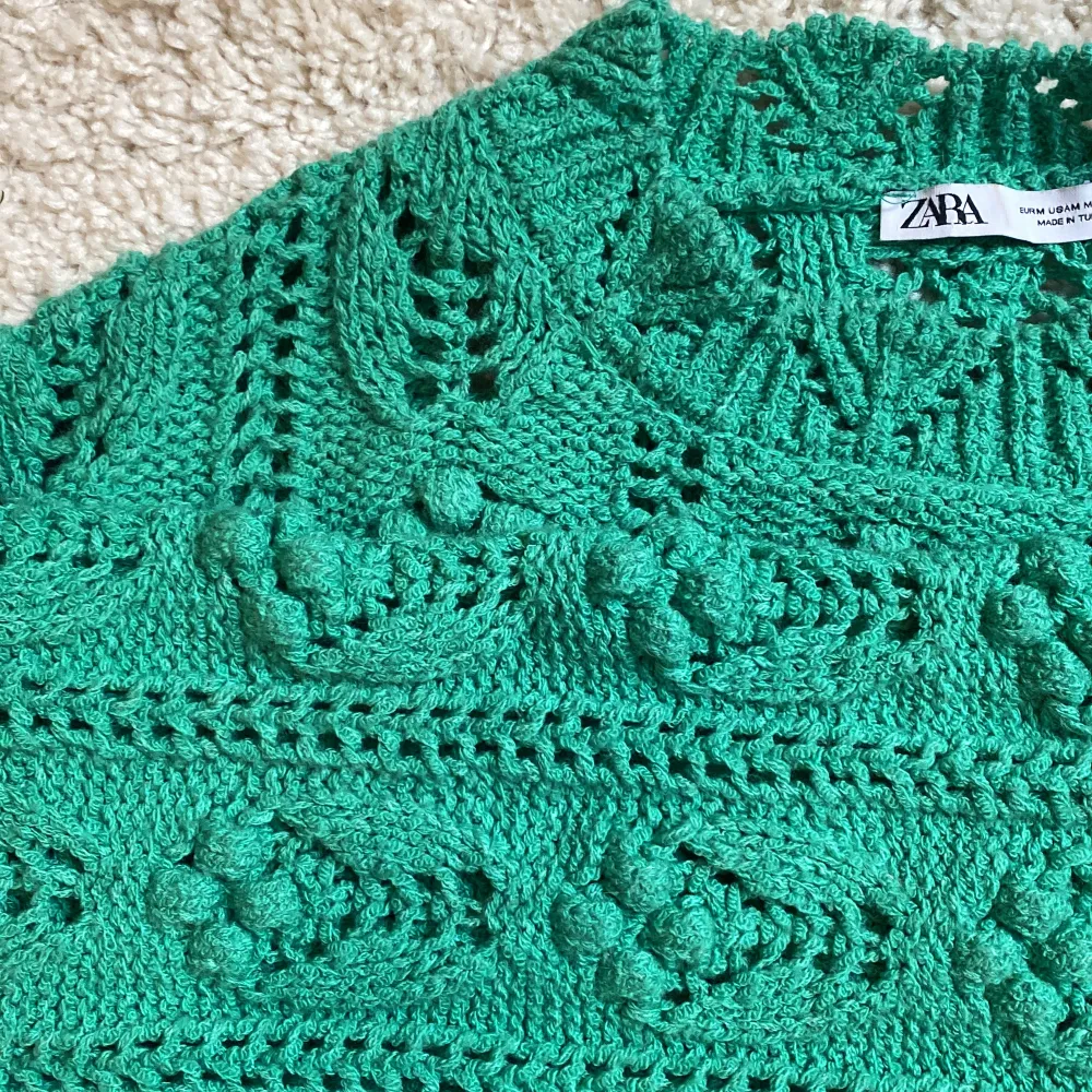 En grön stickad tröja från Zara som är superhärlig och perfekt till sommaren. Har använts men kommer inte till användning längre, fortfarande i bra skick💚 Frakten inkluderas i kostnad . Stickat.
