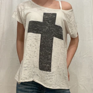 Rhinestone t-shirt - As cool t shirt med rhinestones! Köpt för ett tag sen, bra skick!
