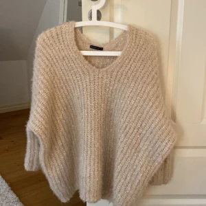 Benvit Stickad tröja - En otroligt skön stickad tröja som har lite skimrande effekt, jättesöt och mysig men tycker inte den passar mig💕 Frakt ingår i kostnad