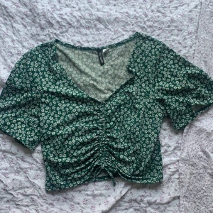 Blommig topp - Jättesöt topp, perfekt till vår/sommar Storlek L men passar som S/M 🌸 Köparen står för frakten 💕