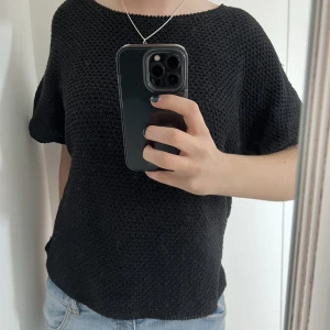 Stickad t shirt - Jättesnygg, bra skick! Det står ingen storlek men skulle uppskatta s/m beroende på hur man vill att den sitter