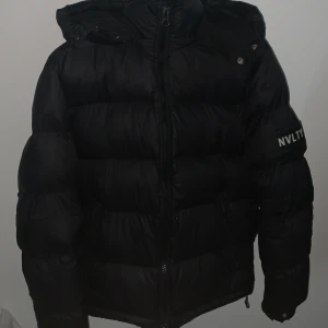 Nvlty jacka - Rkt bra skick. Tröttnat på jackan. Original pris 2200kr. Anledning till sänkning av pris är att de snart är sommar. Man kan dock alltid spara den till vintern. Skick 8/10. 