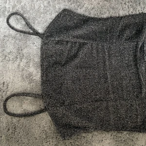 Glittrig topp - Glittrig topp som passar perfekt till fest under en kavaj tex. Man kan vika ner banden eller klibba bort. Ordinarie pris cirka 150-200kr 