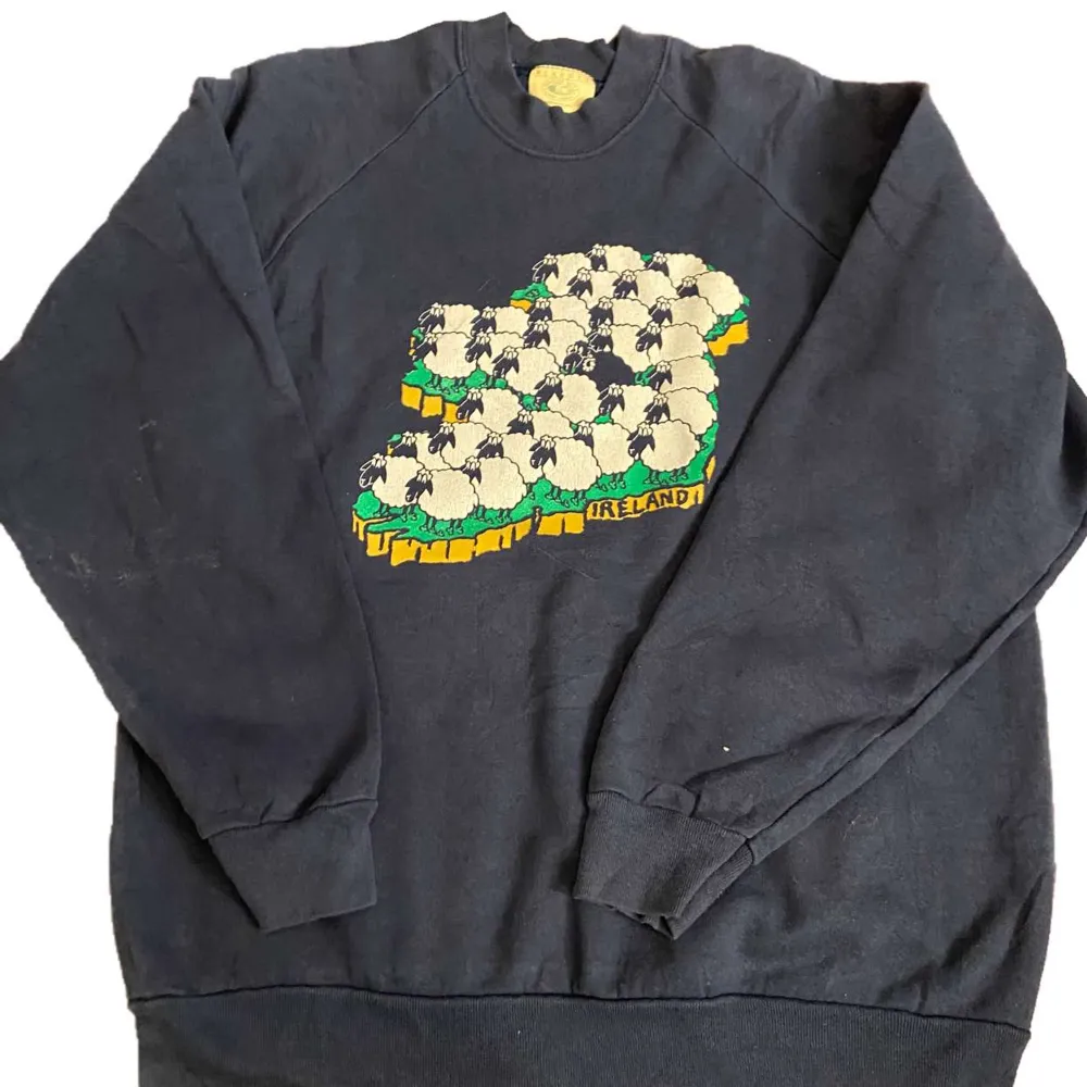 ✅ Vintage Sweatshirt                                                            ✅ Size: large                                                                                           ✅ Condition: 10/10 . Hoodies.
