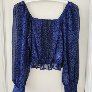 Superfin blus - Superfin blus i blått med leopard mönster. Endast använd enstaka gånger och i superbra skick! Storlek XS