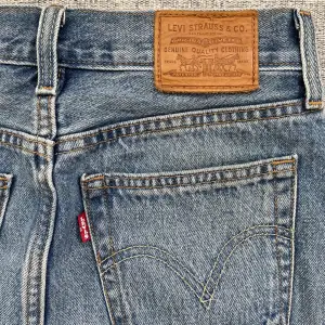 En jeanskjol från Levi’s i väldigt bra skick! Endast använd under en sommar!  Fråga gärna om ni har fler frågor! 🥰