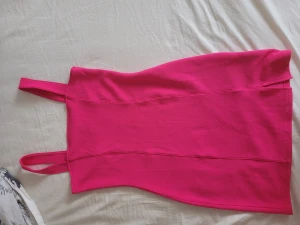 Festklänning  - En superfin festklänning eller sommarklänning från hm. Klänningen är kort och sitter tight och smickrande på kroppen. Enkel och går att styla så snyggt till tex festivaler. Använd ett fåtal gånger! 