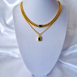 Insta set  - Insta set, kommer med två halsband. Helt ny och oanvänt. Rostfritt stål 18k guldpläterad. Gå att bada med. Frifrakt plus man får den 18k guldpläterad fjäril ring på köpet. 