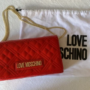 Love Moshino väska - Säljer min fina Moshino då den inte längre kommer till användning. Väldigt fint skick! Den går att ha som cross body och shoulder bag, dustbag tillkommer🥰 Nypris ca 1000kr