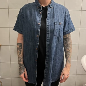 Jeansskjorta - Kortärmad jeansskjorta i tunt och mjukt material. Jag är 160 cm lång 