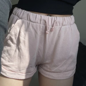 Shorts  - Rosa shorts från HM.  Köpare står för frakt 