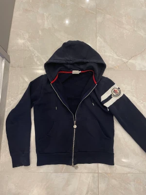 Moncler kofta  - Sjukt snygg i bra skick, den är i storlek M men passar även S, självklart äkta