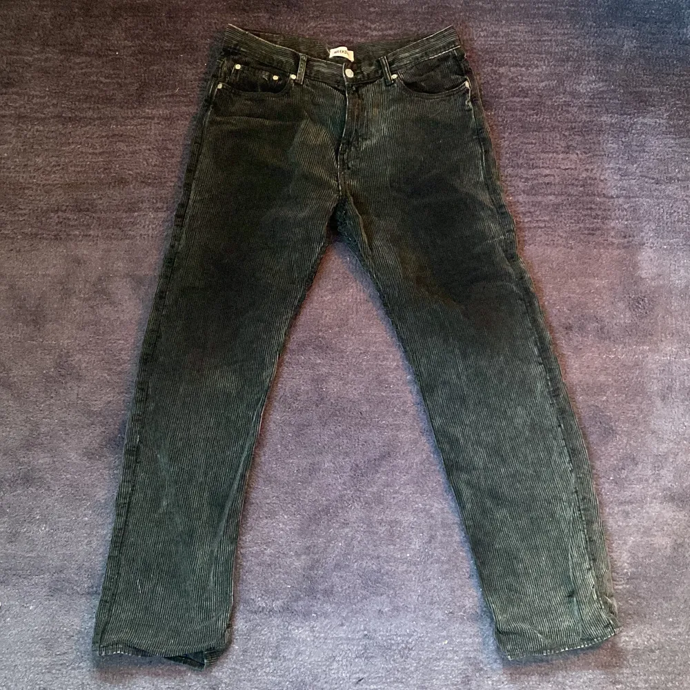 Space wach coco trousers från Weekday i bra skick. Svartmelerade.. Jeans & Byxor.