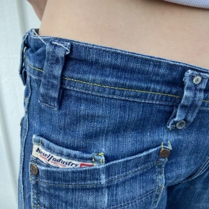 Lågmidjade Dieseljeans - Lågmidjade jeans från Diesel med coola fickor! Storlek 28 i midjan (skulle säga att de sitter som en storlek 34), ganska långa i benen, min syster på bilden som är 173cm