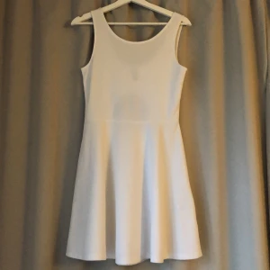 Vit sommarklänning  - Söt vit sommarklänning från hm i stlk 38, använd ett fåtal gånger!💗