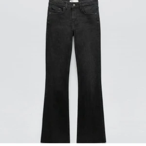 Zara jeans  - Storlek 36, säljer för 250 kr+frakt. (pris går att ändras vid snabbt köp) Är 163 och det är lite långa på mig