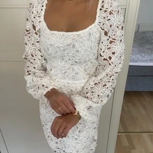 Vit klänning - Superfin vit klänning i ”spets” från nakd. Endast använd en gång, som i nytt skick. Storlek 38. Köparen står för frakten 