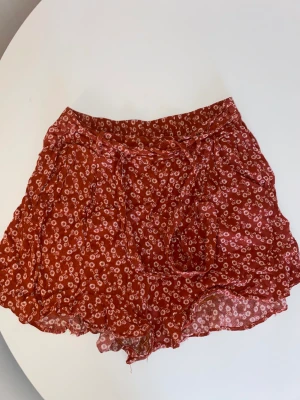 Blommiga shorts - Blommiga shorts med volang. Väldigt luftiga och sköna.