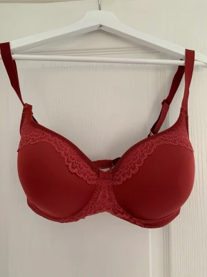 Triumph BH Oanvänd - Oanvänd (endast testad) bh från triumph storlek 85F! Säljs pga för liten kupa, sann till storlek och sitter där den ska!