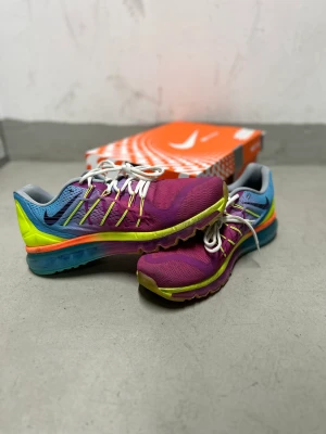 NIKE gympaskor - Säljer dessa NIKE gympaskor då dem bara ligger hemma. De är fortfarande i väldigt fint skick. Köpta i England för 1299kr