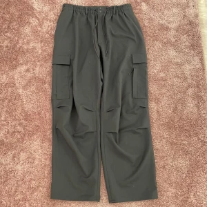 Y3 byxor Medium - Fina cargobyxor från Y3 med bra passform, säljs inte längre, kostade 3500 i butik, storlek M (jag är 186cm lång) lätt använda, lite nopprig runt midjan eftersom jag har haft ett bälte. DM för mer info.