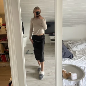 Svart satinkjol - Svart satinkjol från chiquelle strl S.