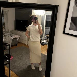 kjol - Beige fin kjol, tillkommer med ett linne som är i samma färg bara att de är för litet för mig