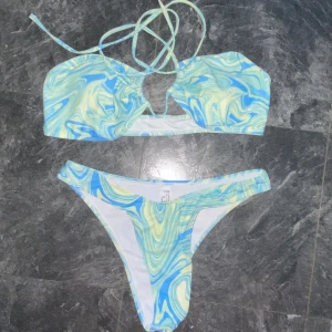 Bikini  - Fin bikini från shein. Överdel i m och underdel i s. Använd en gång. 