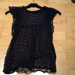 Blus - Tunn genomskinlig blus, superfin med ett linne eller en topp under🌼 också jättefin till sommaren, köparen står för frakten 