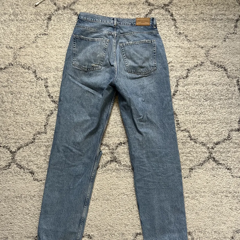 Säljer dessa gina jeans då det blivigt för små för mig. Dom är i använt skick men inga skavanker eller något som syns på dom! Pris kan diskuteras.. Jeans & Byxor.