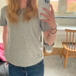 Glitter T-shirt  - Jättefin glitter t-shirt från & other stories. Superfin till fest😍