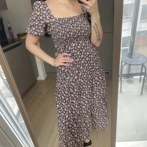 Ghanda klänning strl Xs - Super fin långklänning med öppen rygg från Ghanda, den har prislappen kvar och är aldrig använd i storlek Xs men funkar även på S🥰  Frakten kommer gå på 69kr