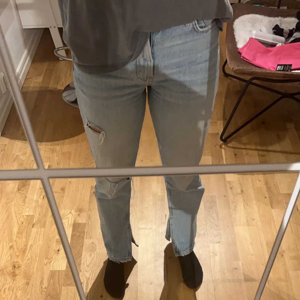 Säljer ett par ljusblå jeans med slits från Gina tricot i storlek 38 . Jeansen är i fint skick. Köptes för 600kr säljer de för 250kr. Skriv vid intresse. Köparen står för frakten. . Jeans & Byxor.