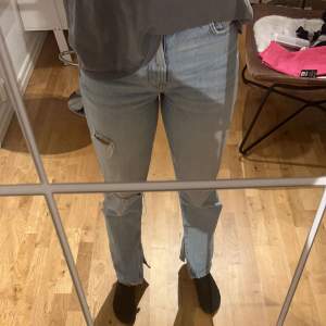 Säljer ett par ljusblå jeans med slits från Gina tricot i storlek 38 . Jeansen är i fint skick. Köptes för 600kr säljer de för 250kr. Skriv vid intresse. Köparen står för frakten. 