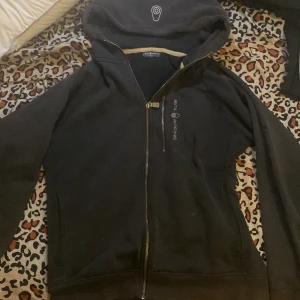 Sail racing hoddie  - Bra kvalite, lite solbränd men det märks inte av riktigt förutom det är den 10/10