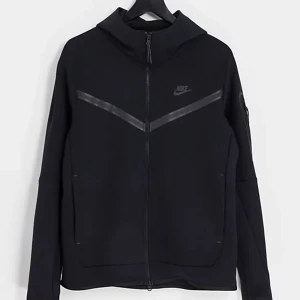 NIKE TECH - Säljer min oanvända nike tech, säljer billiga eftersom jag ej ser anledning av att sälja den dyr. Skriv privat för flera bilder❤️