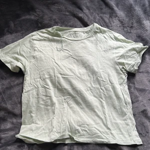 T-shirt  - Ljusgrön tshirt från Lindex i storlek xs, nästan aldrig aldrig använd💚💚💚50kr +frakt 