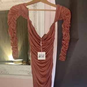 Rynkad tajt klänning - Oanvänd med prislapp kvar, persikarosa rynkad midaxiklänning i dubblalager 