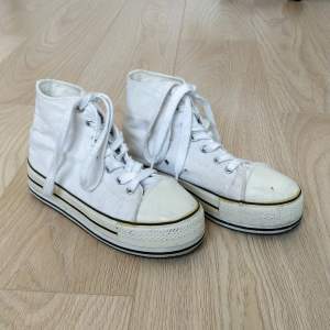 Converse liknande sneakers. En metallplupp saknas, se bild. Annars fina. Jag bytte skosnörena när jag köpte dom.  Det står stl 38 men passar som stl 37.