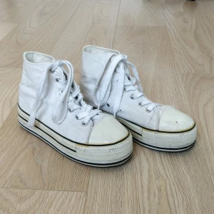 Vita pattform sneakers  - Converse liknande sneakers. En metallplupp saknas, se bild. Annars fina. Jag bytte skosnörena när jag köpte dom.  Det står stl 38 men passar som stl 37.
