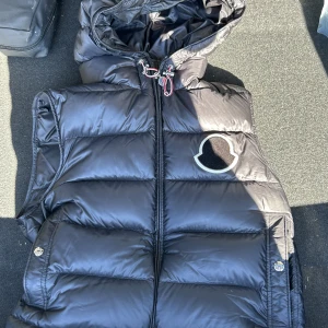 Moncler väst  -   Säljer min väst från Moncler då den är för liten. Finns inte att få tag i den någonstans. Köpt från Joakim Lundell  Passar strlk S/M  Strlk: 1 pris kan diskuteras! 