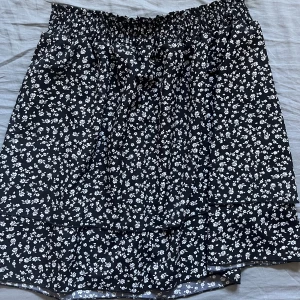 Sommarkjol - Säljer denna super söta kjolen pga att den tyvärr är för stor. Aldrig använd 💕