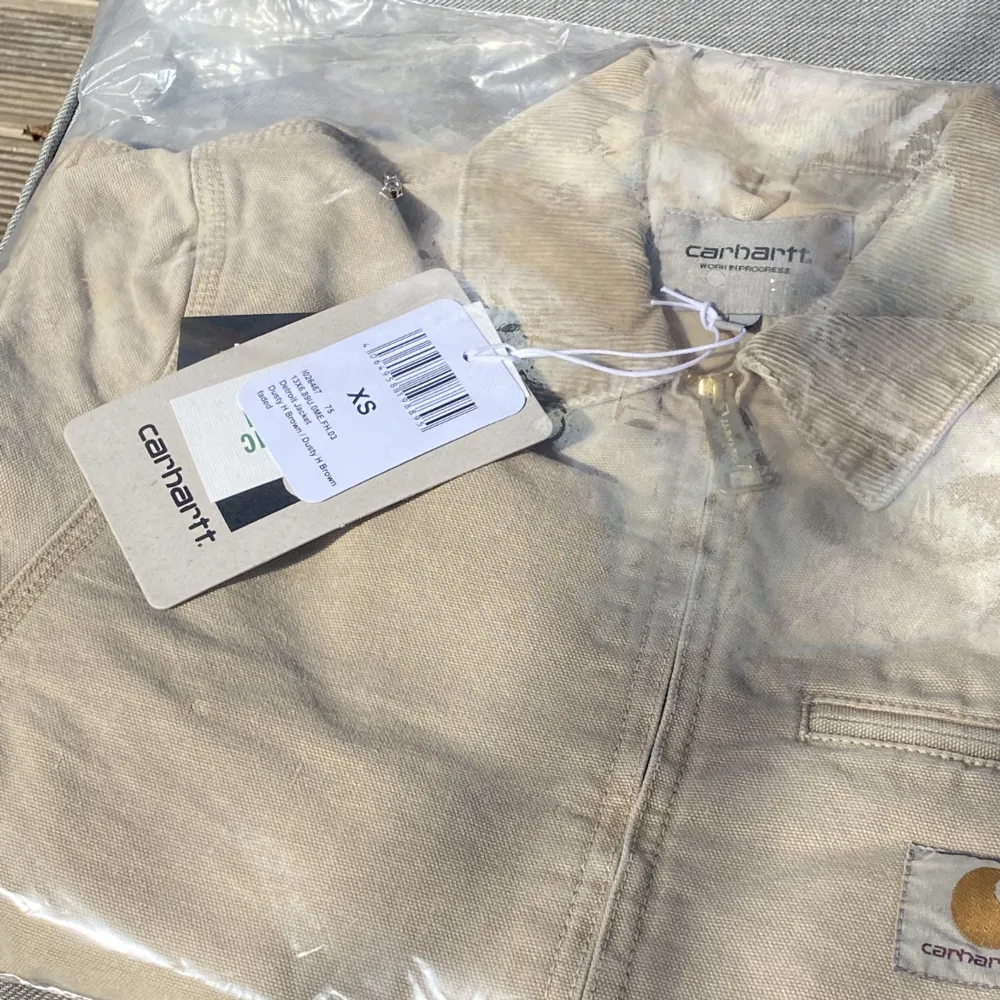 Säljer en helt Ny & oanvänd Carhartt detroit jacket strl XS i beige färg (Dusty H Brown l026467). Nypris 2 245kr. Fraktas på köparens bekostnad. Perfekt jacka till våren! . Jackor.