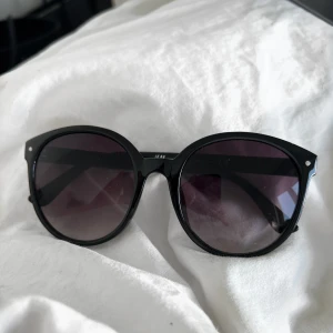 Solglasögon H&M  - Säljer dessa solglasögon då de tyvärr inte kommer till användning längre samt inte passade mig så bra. 