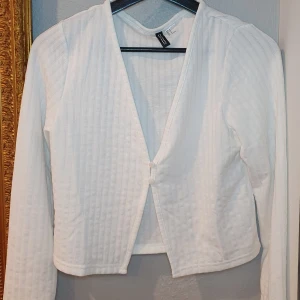 croppad vit topp 🤍 - Supersöt "kofta"/ topp från H&M i storlek M. Nästan helt oanvänd! Möts upp i Stockholm!