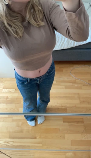 Backless tröja  - Säljer denna jättefina tröjan från bikbok! Tröjan har en ”cutout” i ryggen, Storlek xs men passar nog s-m oxå då man knyter den där bak. 