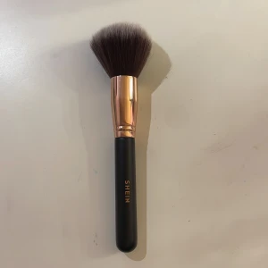 Fiberborste - Säljer en fiberborste från Shein pga att den inte kommer till användning. Köpte för 59kr, den är även oanvänd🫶🏼